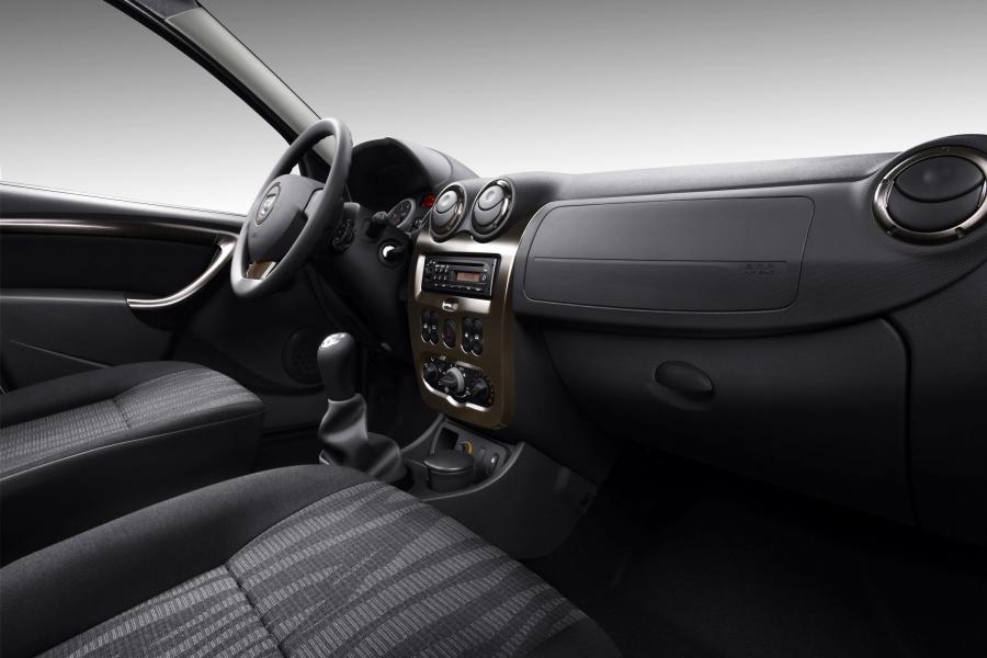 Интерьер Dacia Duster 2010 года  (фото 13 из 66)